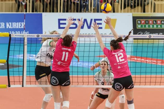 Wiesbaden, Deutschland 26. Februar 2025: 1. VBL - Frauen - 2024 2025 - VC Wiesbaden vs. USC Münster Im Bild: Rosa Entius (Münster, 5), Celine Jebens (VCW, 11), Emilia Jordan (Münster, 9), Nina Herelova (VCW, 12), Halle am Platz der deutschen Ein Berlin Copyright: xFotostandx xUlrichxScherbaumx