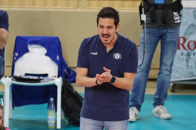 Wiesbaden, Deutschland 26. Februar 2025: 1. VBL - Frauen - 2024 2025 - VC Wiesbaden vs. USC Münster Im Bild: Tigin Yaglioglu (Trainer VCW), Halle am Platz der deutschen Ein Berlin Copyright: xFotostandx xUlrichxScherbaumx