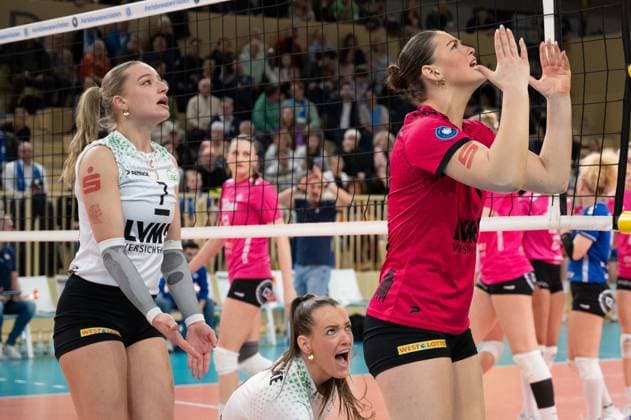 Sport Bilder des Tages 26.02.2025, xhfmx, Volleyball 1.Bundesliga Damen, VC Wiesbaden - USC Münster v.l. Elena Kömmling (USC Münster), Marije ten Brinke (USC Münster), Lara-Marie Schaefer (USC Münster) (DFL DFB REGULATIONS PROHIBIT ANY USE OF PHOTOGRAPHS as IMAGE SEQUENCES and or QUASI-VIDEO) Wiesbaden