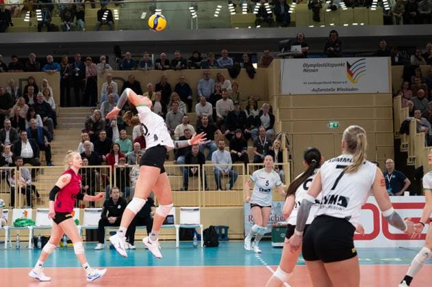 26.02.2025, xhfmx, Volleyball 1.Bundesliga Damen, VC Wiesbaden - USC Münster v.l. Lara-Marie Schaefer (USC Münster), Amelie Strothoff (USC Münster) mit dem Schlagball. (DFL DFB REGULATIONS PROHIBIT ANY USE OF PHOTOGRAPHS as IMAGE SEQUENCES and or QUASI-VIDEO) Wiesbaden