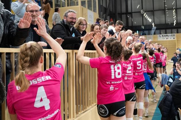 26.02.2025, xhfmx, Volleyball 1.Bundesliga Damen, VC Wiesbaden - USC Münster v.l. Tanja Großer (VC Wiesbaden), Marlene Katharina Rieger bedanken sich bei den Zuschauern. (DFL DFB REGULATIONS PROHIBIT ANY USE OF PHOTOGRAPHS as IMAGE SEQUENCES and or QUASI-VIDEO) Wiesbaden