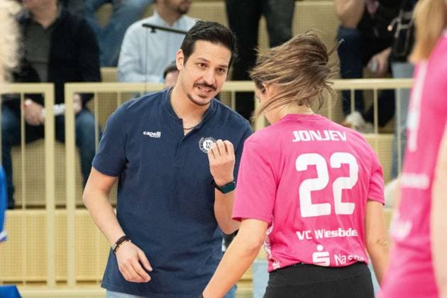 26.02.2025, xhfmx, Volleyball 1.Bundesliga Damen, VC Wiesbaden - USC Münster v.l. Tigin Yaglioglu (Trainer VC Wiesbaden), Ana-Marija Jonjev (VC Wiesbaden) (DFL DFB REGULATIONS PROHIBIT ANY USE OF PHOTOGRAPHS as IMAGE SEQUENCES and or QUASI-VIDEO) Wiesbaden