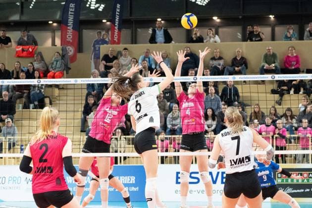 26.02.2025, xhfmx, Volleyball 1.Bundesliga Damen, VC Wiesbaden - USC Münster v.l. Marije ten Brinke (USC Münster), Nina Wienand Herelova (VC Wiesbaden), Tanja Großer (VC Wiesbaden) (DFL DFB REGULATIONS PROHIBIT ANY USE OF PHOTOGRAPHS as IMAGE SEQUENCES and or QUASI-VIDEO) Wiesbaden