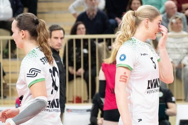26.02.2025, xhfmx, Volleyball 1.Bundesliga Damen, VC Wiesbaden - USC Münster v.l. Amelie Strothoff (USC Münster), Rosa Entius (USC Münster) (DFL DFB REGULATIONS PROHIBIT ANY USE OF PHOTOGRAPHS as IMAGE SEQUENCES and or QUASI-VIDEO) Wiesbaden