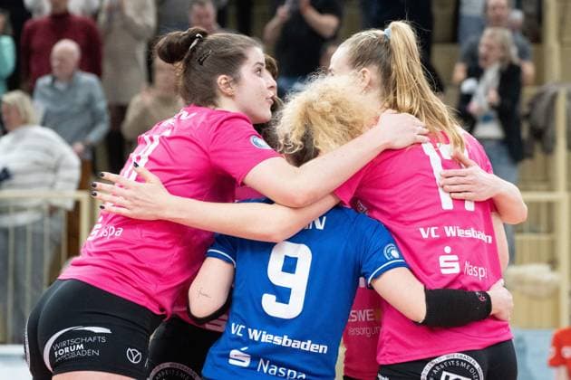 26.02.2025, xhfmx, Volleyball 1.Bundesliga Damen, VC Wiesbaden - USC Münster v.l. Celine Jebens (VC Wiesbaden), Rene Sain (VC Wiesbaden), Rachel Joy Gomez (VC Wiesbaden) (DFL DFB REGULATIONS PROHIBIT ANY USE OF PHOTOGRAPHS as IMAGE SEQUENCES and or QUASI-VIDEO) Wiesbaden