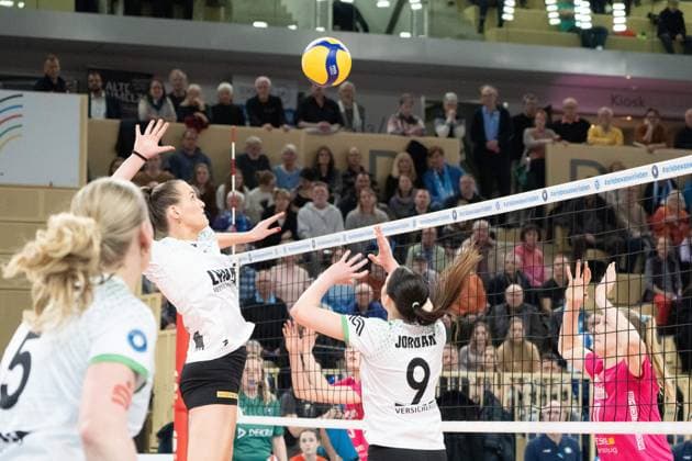 26.02.2025, xhfmx, Volleyball 1.Bundesliga Damen, VC Wiesbaden - USC Münster v.l. Marije ten Brinke (USC Münster) mit dem Schlagball. (DFL DFB REGULATIONS PROHIBIT ANY USE OF PHOTOGRAPHS as IMAGE SEQUENCES and or QUASI-VIDEO) Wiesbaden