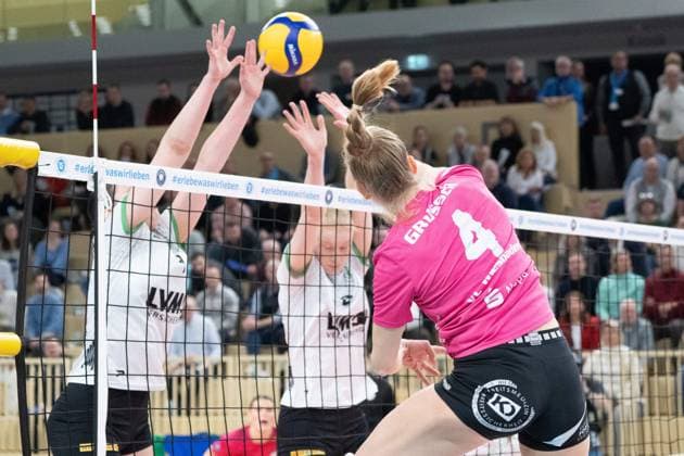 26.02.2025, xhfmx, Volleyball 1.Bundesliga Damen, VC Wiesbaden - USC Münster v.l. Luisa van Clewe (USC Münster) blockt einen Ball von Tanja Großer (VC Wiesbaden) am Netz (DFL DFB REGULATIONS PROHIBIT ANY USE OF PHOTOGRAPHS as IMAGE SEQUENCES and or QUASI-VIDEO) Wiesbaden