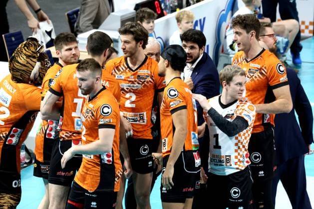 DEU, CEV Champions League, BR Volleys vs. SVG Lueneburg, 26.02.2025, Max-Schmeling-Halle, Berlin, DEU, CEV Champions League, BR Volleys vs. SVG Lueneburg, im Bild BR Volleys-Spielerkreis Foto: Juergen Engler nordphoto GmbH