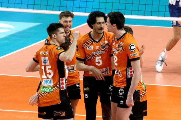 DEU, CEV Champions League, BR Volleys vs. SVG Lueneburg, 26.02.2025, Max-Schmeling-Halle, Berlin, DEU, CEV Champions League, BR Volleys vs. SVG Lueneburg, im Bild BR Volleys-Spielerkreis Foto: Juergen Engler nordphoto GmbH