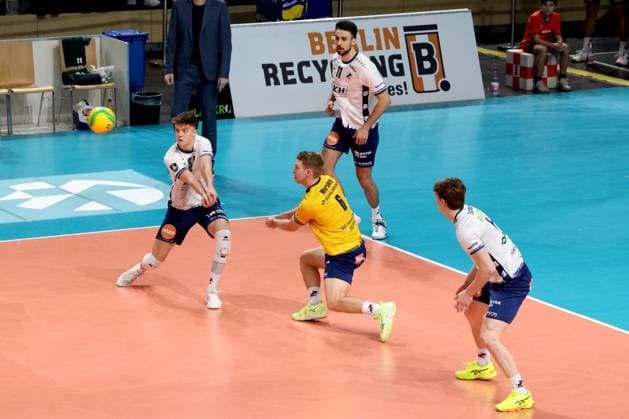 DEU, CEV Champions League, BR Volleys vs. SVG Lueneburg, 26.02.2025, Max-Schmeling-Halle, Berlin, DEU, CEV Champions League, BR Volleys vs. SVG Lueneburg, im Bild Ballannahme , Gage Worsley (Lueneburg 6), Theo Mohwinkel (Lueneburg 8), Oskar Espeland (Lueneburg 9), l11 Foto: Juergen Engler nordphoto GmbH