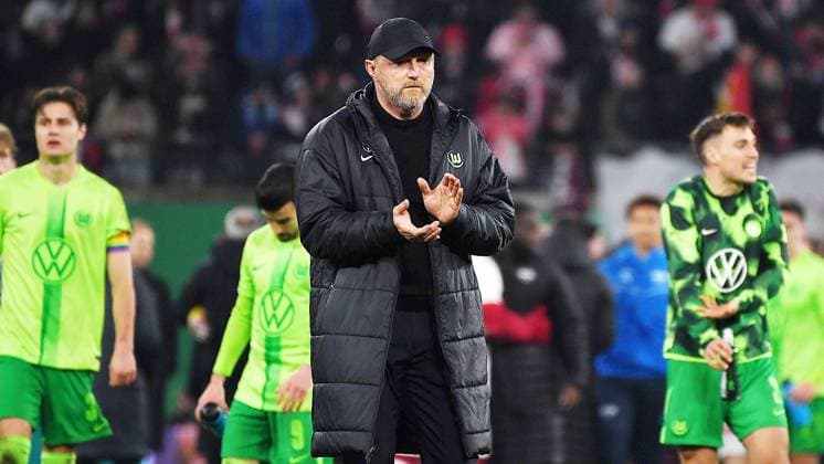 Fußball DFB-Pokal, Saison 2024 2025, Viertelfinale, RB Leipzig vs. VfL Wolfsburg (26.02.2025) 1:0 (0:0) Frust nach der Niederlage und dem Ausscheiden bei Wolfsburg nach dem Spiel RB Leipzig gegen VfL Wolfsburg (26.02.2025). Zu sehen Ralph Hasenhüttl (Trainer VfL Wolfsburg). Im Hintergrund einige Spieler, z.B. Mattias Svanberg (Zentrales Mittelfeld Wolfsburg, Rückennummer 32), Mohamed Amoura (Mittelstürmer Wolfsburg, Rückennummer 9). Leipzig Sachsen Deutschland Red Bull Arena