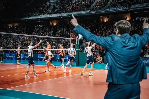 Volleyball Herren Saison 2024 2025 CEV Champions League 2025 Playoffs CLVM 92 Berlin Recycling Volleys vs. SVG Lüneburg 26.02.2025 Die Mannschaft der SVG Lüneburg jubelt nach den Sieg im Golden Set Berlin Max-Schmeling-Halle Berlin Deutschland