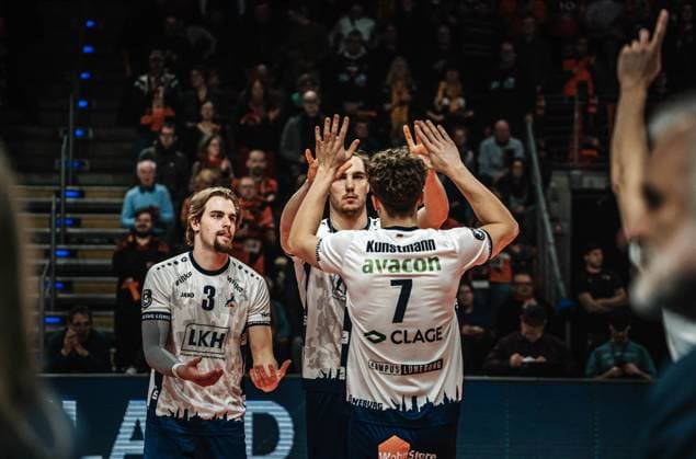 Volleyball Herren Saison 2024 2025 CEV Champions League 2025 Playoffs CLVM 92 Berlin Recycling Volleys vs. SVG Lüneburg 26.02.2025 Abklatschen von Joscha Kunstmann ( 7 SVG Lüneburg) und Simon Torwie ( 1 SVG Lüneburg) Berlin Max-Schmeling-Halle Berlin Deutschland