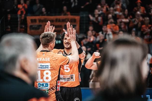 Volleyball Herren Saison 2024 2025 CEV Champions League 2025 Playoffs CLVM 92 Berlin Recycling Volleys vs. SVG Lüneburg 26.02.2025 Florian Krage ( 18 BERLIN RECYCLING Volleys) und Nehemiah Mote ( 5 BERLIN RECYCLING Volleys) beim Einlaufen Berlin Max-Schmeling-Halle Berlin Deutschland