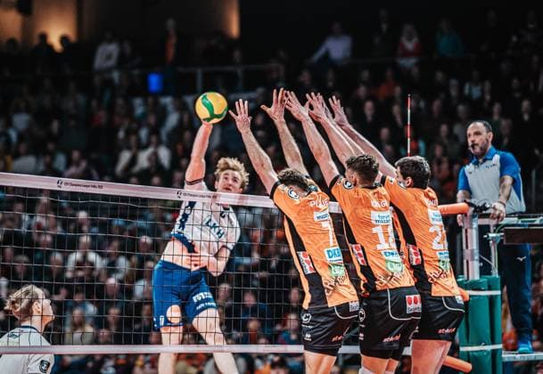 Volleyball Herren Saison 2024 2025 CEV Champions League 2025 Playoffs CLVM 92 Berlin Recycling Volleys vs. SVG Lüneburg 26.02.2025 Berlin Max-Schmeling-Halle Berlin Deutschland