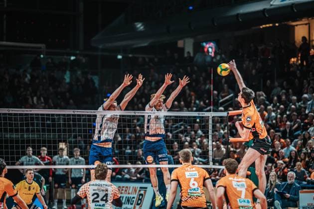 Volleyball Herren Saison 2024 2025 CEV Champions League 2025 Playoffs CLVM 92 Berlin Recycling Volleys vs. SVG Lüneburg 26.02.2025 Jake Hanes ( 22 BERLIN RECYCLING Volleys) gegen den Block von Simon Torwie ( 1 SVG Lüneburg) und Oskar Alve Espeland ( 9 SVG Lüneburg) Berlin Max-Schmeling-Halle Berlin Deutschland