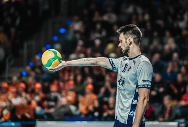 Volleyball Herren Saison 2024 2025 CEV Champions League 2025 Playoffs CLVM 92 Berlin Recycling Volleys vs. SVG Lüneburg 26.02.2025 Xander Wolf Wassenaar Ketrzynski ( 11 SVG Lüneburg) bereitet sich auf den Aufschlaf vor Berlin Max-Schmeling-Halle Berlin Deutschland
