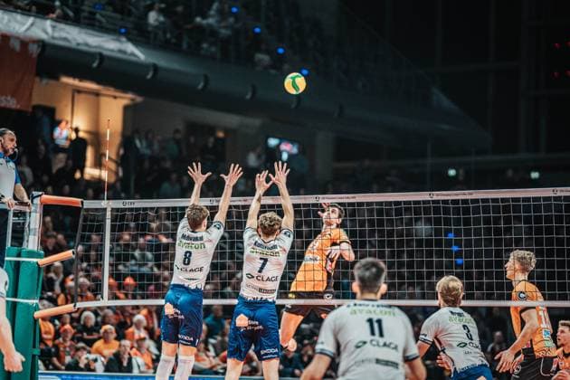 Volleyball Herren Saison 2024 2025 CEV Champions League 2025 Playoffs CLVM 92 Berlin Recycling Volleys vs. SVG Lüneburg 26.02.2025 Jake Hanes ( 22 BERLIN RECYCLING Volleys) gegen den Block von Theo Mohwinkel ( 8 SVG Lüneburg) und Joscha Kunstmann ( 7 SVG Lüneburg) Berlin Max-Schmeling-Halle Berlin Deutschland