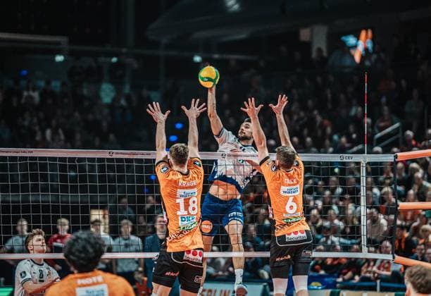 Volleyball Herren Saison 2024 2025 CEV Champions League 2025 Playoffs CLVM 92 Berlin Recycling Volleys vs. SVG Lüneburg 26.02.2025 Xander Wolf Wassenaar Ketrzynski ( 11 SVG Lüneburg) gegen den Block von Florian Krage ( 18 BERLIN RECYCLING Volleys) und Johannes Tille ( 6 BERLIN RECYCLING Volleys) Berlin Max-Schmeling-Halle Berlin Deutschland