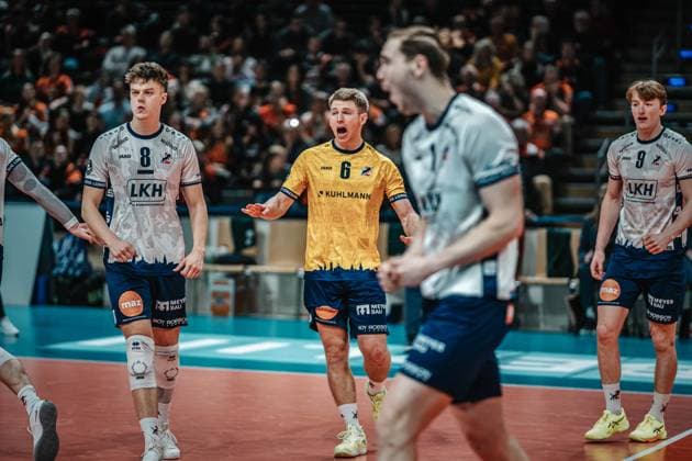 Volleyball Herren Saison 2024 2025 CEV Champions League 2025 Playoffs CLVM 92 Berlin Recycling Volleys vs. SVG Lüneburg 26.02.2025 Die Mannschaft der SVG Lüneburg jubelt Berlin Max-Schmeling-Halle Berlin Deutschland