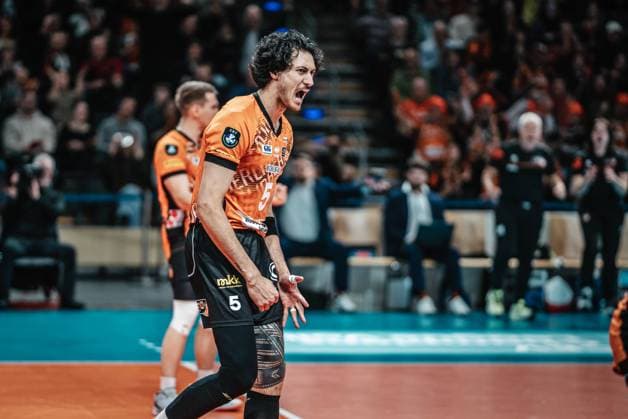 Volleyball Herren Saison 2024 2025 CEV Champions League 2025 Playoffs CLVM 92 Berlin Recycling Volleys vs. SVG Lüneburg 26.02.2025 Nehemiah Mote ( 5 BERLIN RECYCLING Volleys) jubelt Berlin Max-Schmeling-Halle Berlin Deutschland