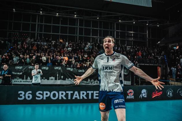 Volleyball Herren Saison 2024 2025 CEV Champions League 2025 Playoffs CLVM 92 Berlin Recycling Volleys vs. SVG Lüneburg 26.02.2025 Simon Torwie ( 1 SVG Lüneburg) jubelt nach dem Sieg im Golden Set gegen die BERLIN RECYCLING Volleys Berlin Max-Schmeling-Halle Berlin Deutschland