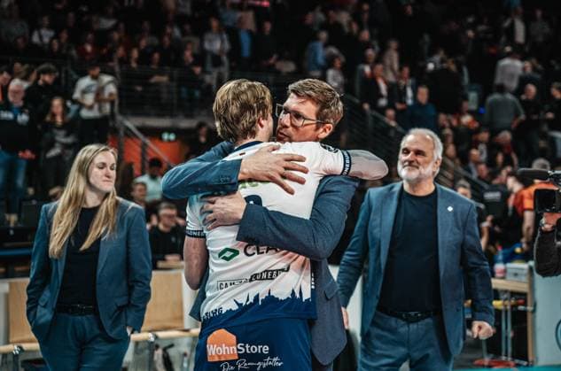 Volleyball Herren Saison 2024 2025 CEV Champions League 2025 Playoffs CLVM 92 Berlin Recycling Volleys vs. SVG Lüneburg 26.02.2025 Oskar Alve Espeland ( 9 SVG Lüneburg) umarmt Stafan Hübner (Trainer SVG Lüneburg) Berlin Max-Schmeling-Halle Berlin Deutschland
