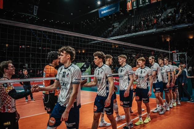 Volleyball Herren Saison 2024 2025 CEV Champions League 2025 Playoffs CLVM 92 Berlin Recycling Volleys vs. SVG Lüneburg 26.02.2025 Die Spieler beim Abklatschen Berlin Max-Schmeling-Halle Berlin Deutschland