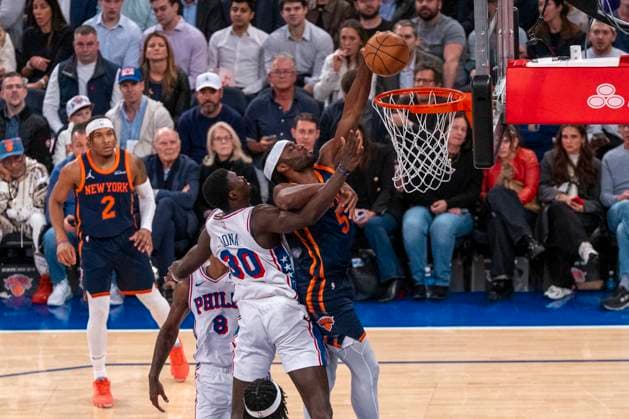 Sport Themen der Woche KW09 Sport Bilder des Tages Precious Achiuwa (r) of the New York Knicks fights for the ball with Adem Bona of the Philadelphia 76ers during a game between the New York Knicks and Philadelphia 76ers at Madison Square Garden in New York, United States, 26 February 2025. NBA, Basketball Herren, USA - New York Knicks vs. Philadelphia 76ers !ACHTUNG: NUR REDAKTIONELLE NUTZUNG!  Copyright: xAngelxColmenaresx AME3938 20250227-55016082964_1