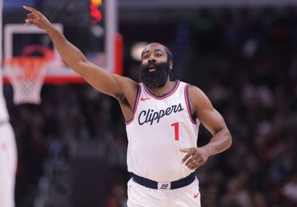 CHICAGO, IL - FEBRUARY 26: James Harden 1 of the LA Clippers during the first half against the Chicago Bulls on February 26, 2025 at the United Center in Chicago, Illinois. (Photo by Melissa Tamez Icon Sportswire) NBA, Basketball Herren, USA FEB 26 Clippers at Bulls EDITORIAL USE ONLY Icon250226005