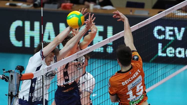Neo Laumann, Joscha Kunstmann, Moritz Reichert im Angriff Zweikampf Spielszene Aktion Volleyball CL Championsleague Achtelfinale Rückspiel Herren Saison 2024 2025 26.02.2025 BR Volleys Berlin BRV vs SVG Lüneburg
