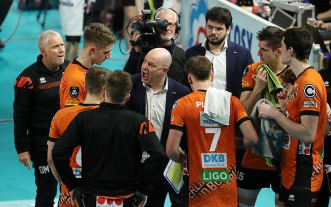 Trainer Joel Banks redet mit Spielern, Florian Krage, Johannes Tille, Ruben Schott, Simon Plaskie, Moritz Reichert, Jake Hanes Volleyball CL Championsleague Achtelfinale Rückspiel Herren Saison 2024 2025 26.02.2025 BR Volleys Berlin BRV vs SVG Lüneburg