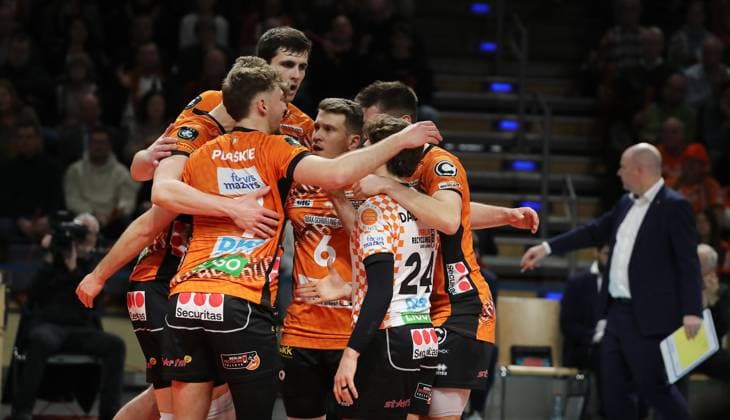 Simon Plaskie, Jake Hanes, Johannes Tille, Kyle Dagostino, Ruben Schott Jubel nach Punktgewinn Volleyball CL Championsleague Achtelfinale Rückspiel Herren Saison 2024 2025 26.02.2025 BR Volleys Berlin BRV vs SVG Lüneburg
