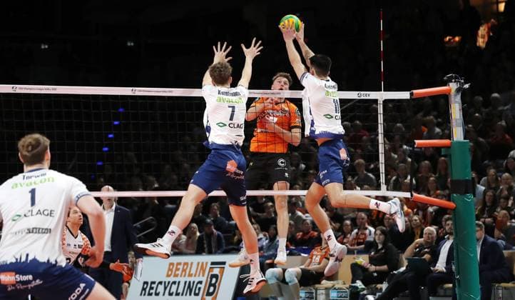 Simon Plaskie im Angriff, Joscha Kunstmann, Xander Ketrzynski blockt Zweikampf Spielszene Aktion Volleyball CL Championsleague Achtelfinale Rückspiel Herren Saison 2024 2025 26.02.2025 BR Volleys Berlin BRV vs SVG Lüneburg