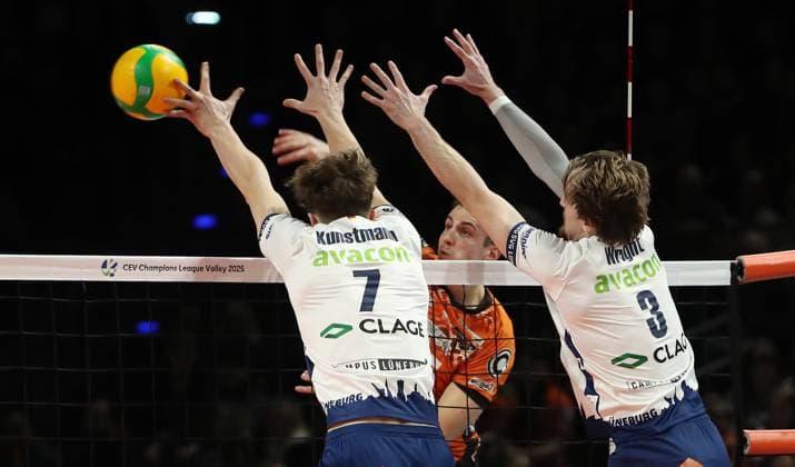 Moritz Reichert im Angriff, Joscha Kunstmann, Michael Wright Zweikampf Spielszene Aktion Volleyball CL Championsleague Achtelfinale Rückspiel Herren Saison 2024 2025 26.02.2025 BR Volleys Berlin BRV vs SVG Lüneburg