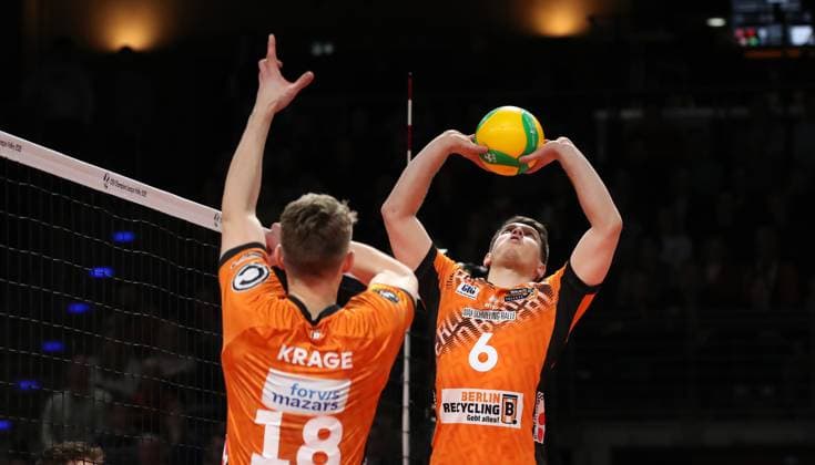 Florian Krage, Johannes Tille stellt Aktion Oberkörper Volleyball CL Championsleague Achtelfinale Rückspiel Herren Saison 2024 2025 26.02.2025 BR Volleys Berlin BRV vs SVG Lüneburg