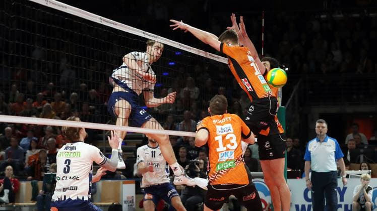 Simon Torwie im Angriff, Ruben Schott, Florian Krage, Jake Hanes Zweikampf Spielszene Aktion Volleyball CL Championsleague Achtelfinale Rückspiel Herren Saison 2024 2025 26.02.2025 BR Volleys Berlin BRV vs SVG Lüneburg