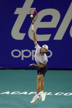 (250227) -- ACAPULCO, Feb. 27, 2025 -- Tomas Machac of the Czech Republic serves during the men s singles round of 16 match against Daniel Altmaier of Germany at the 2025 ATP, Tennis Herren Mexican Open tennis tournament in Acapulco, Mexico, Feb. 26, 2025. (Photo by Xinhua) (SP)MEXICO-ACAPULCO-TENNIS-ATP-MEXICAN OPEN-MEN S SINGLES FranciscoxCanedo 