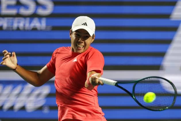 (250227) -- ACAPULCO, Feb. 27, 2025 -- Learner Tien of the United States hits a return during the men s singles round of 16 match against Alexander Zverev of Germany at the 2025 ATP, Tennis Herren Mexican Open tennis tournament in Acapulco, Mexico, Feb. 26, 2025. (Photo by Xinhua) (SP)MEXICO-ACAPULCO-TENNIS-ATP-MEXICAN OPEN-MEN S SINGLES FranciscoxCanedo 
