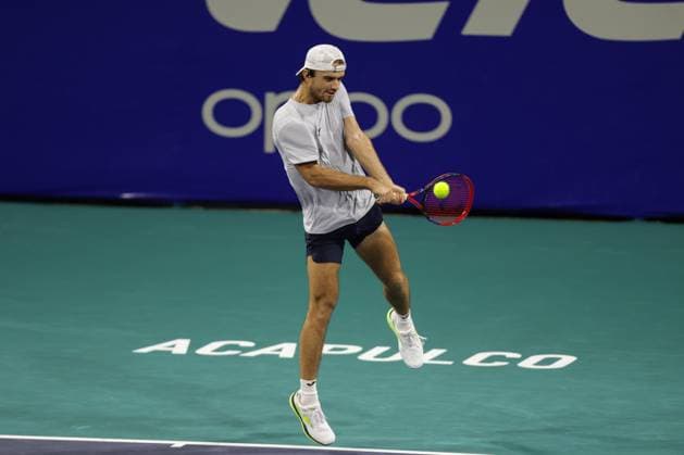 (250227) -- ACAPULCO, Feb. 27, 2025 -- Tomas Machac of the Czech Republic hits a return during the men s singles round of 16 match against Daniel Altmaier of Germany at the 2025 ATP, Tennis Herren Mexican Open tennis tournament in Acapulco, Mexico, Feb. 26, 2025. (Photo by Xinhua) (SP)MEXICO-ACAPULCO-TENNIS-ATP-MEXICAN OPEN-MEN S SINGLES FranciscoxCanedo 