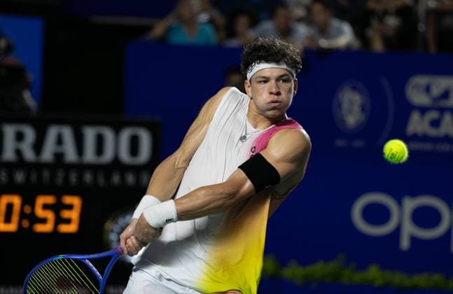 (250227) -- ACAPULCO, Feb. 27, 2025 -- Ben Shelton of the United States hits a return during the men s singles round of 16 match against David Goffin of Belgium at the 2025 ATP, Tennis Herren Mexican Open tennis tournament in Acapulco, Mexico, Feb. 26, 2025. ) (SP)MEXICO-ACAPULCO-TENNIS-ATP-MEXICAN OPEN-MEN S SINGLES LixMengxin 