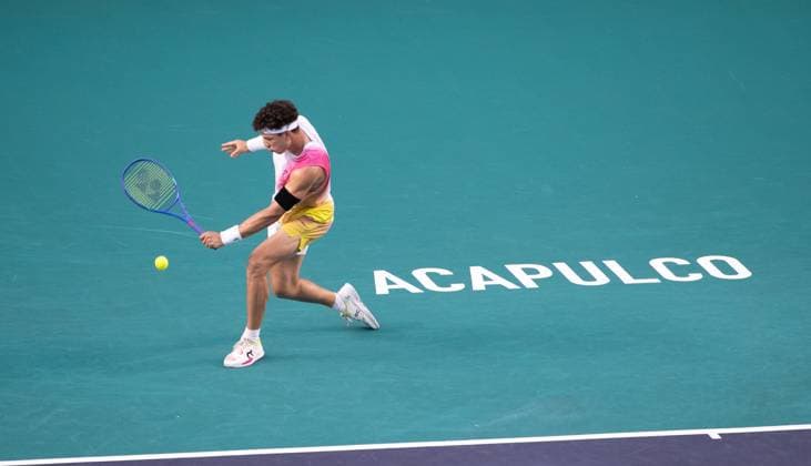 (250227) -- ACAPULCO, Feb. 27, 2025 -- Ben Shelton of the United States hits a return during the men s singles round of 16 match against David Goffin of Belgium at the 2025 ATP, Tennis Herren Mexican Open tennis tournament in Acapulco, Mexico, Feb. 26, 2025. ) (SP)MEXICO-ACAPULCO-TENNIS-ATP-MEXICAN OPEN-MEN S SINGLES LixMengxin 