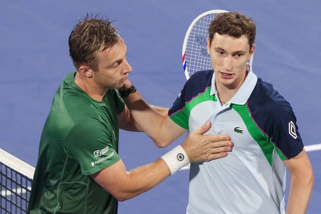 Ugo Humbert gratuliert dem Sieger Tallon Griekspoor, Dubai Duty Free Tennis Championships, Dubai, U.A.E. Tennis - Dubai Tennis Championships 2025 - ATP, Tennis Herren 500 - Dubai Duty Free Tennis Stadium - Dubai - - United Arab Emirates - 26 February 2025. Copyright: xJuergenxHasenkopfx