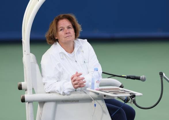 Julia Tsitsipas, Mutter von Stefanos sitzt auf dem Schiedsrichterstul und schaut beim Training zu, Dubai Duty Free Tennis Championships, Dubai, U.A.E. Tennis - Dubai Tennis Championships 2025 - ATP, Tennis Herren 500 - Dubai Duty Free Tennis Stadium - Dubai - - United Arab Emirates - 26 February 2025. Copyright: xJuergenxHasenkopfx