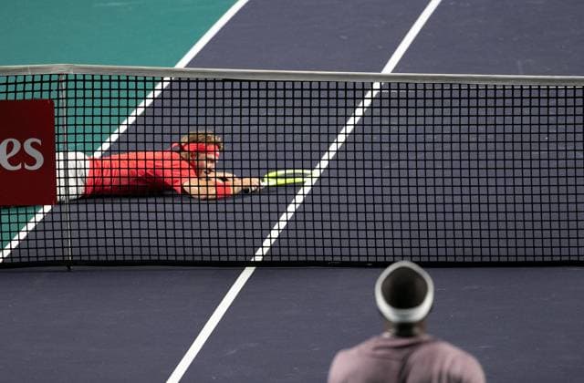 (250227) -- ACAPULCO, Feb. 27, 2025 -- Alejandro Davidovich Fokina(back) of Spain falls down during the men s singles round of 16 match against Frances Tiafoe of the United States at the 2025 ATP, Tennis Herren Mexican Open tennis tournament in Acapulco, Mexico, Feb. 26, 2025. ) (SP)MEXICO-ACAPULCO-TENNIS-ATP-MEXICAN OPEN-MEN S SINGLES LixMengxin 