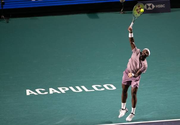 (250227) -- ACAPULCO, Feb. 27, 2025 -- Frances Tiafoe of the United States serves during the men s singles round of 16 match against Alejandro Davidovich Fokina of Spain at the 2025 ATP, Tennis Herren Mexican Open tennis tournament in Acapulco, Mexico, Feb. 26, 2025. ) (SP)MEXICO-ACAPULCO-TENNIS-ATP-MEXICAN OPEN-MEN S SINGLES LixMengxin 