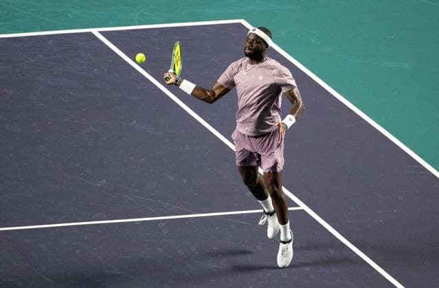 (250227) -- ACAPULCO, Feb. 27, 2025 -- Frances Tiafoe of the United States hits a return during the men s singles round of 16 match against Alejandro Davidovich Fokina of Spain at the 2025 ATP, Tennis Herren Mexican Open tennis tournament in Acapulco, Mexico, Feb. 26, 2025. ) (SP)MEXICO-ACAPULCO-TENNIS-ATP-MEXICAN OPEN-MEN S SINGLES LixMengxin 