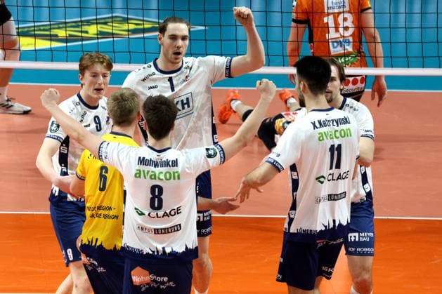 DEU, CEV Champions League, BR Volleys vs. SVG Lueneburg, 26.02.2025, Max-Schmeling-Halle, Berlin, DEU, CEV Champions League, BR Volleys vs. SVG Lueneburg, im Bild Lueneburger-Spielerkreis Foto: Juergen Engler nordphoto GmbH