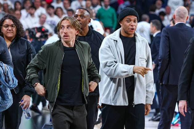 Sport Bilder des Tages 27th February 2025; Movistar Arena; Madrid, Spain; Turkish Airlines Euroleague Basketball; Spain, Real Madrid vs FC Barcelona, Barca Kylian Mbappe and Luka Modric (Real Madrid Football player)Euroleague Basketball Real Madrid vs Barcelona 900 Cordon Press  900 CordonxPress LOF - Euroleague Basketball Real Madrid vs Barcelona