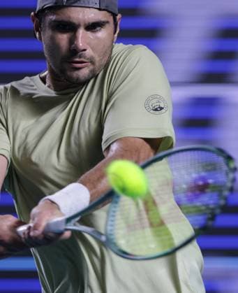 (250228) -- ACAPULCO, Feb. 28, 2025 -- Marcos Giron of the United States hits a return during the singles quarterfinal match against Denis Shapovalov of Canada at the 2025 ATP, Tennis Herren Mexican Open tennis tournament in Acapulco, Mexico, Feb. 27, 2025. (Photo by Xinhua) (SP)MEXICO-ACAPULCO-TENNIS-ATP-MEXICAN OPEN-SINGLES-QUARTERFINAL FranciscoxCanedo 